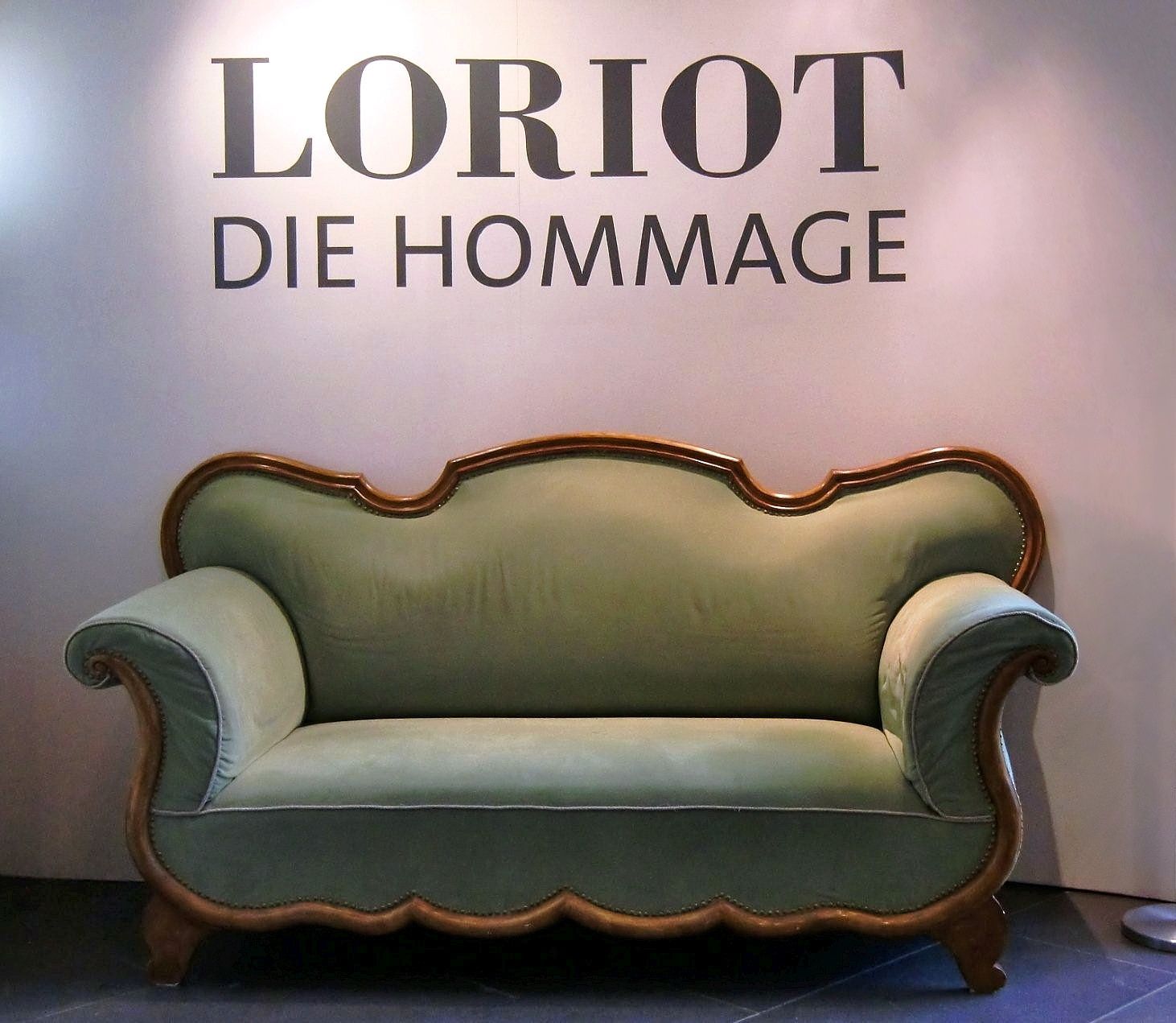 https://commons.wikimedia.org/wiki/File:Loriots_Sofa_(Hommage_in_Bonn)-2.jpg#/media/Datei:Loriots_Sofa_(Hommage_in_Bonn)-2.jpg
